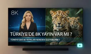 Türkiye’de 8K Yayın Nereden İzlenir? Bir oturma odasında, 8K logolu bir televizyonda haber sunan bir spiker ve leoparların yer aldığı bir doğa belgeseli görüntüsü. Tv'de alt yazı olarak Türkiye’de 8K Yayın Nereden İzlenir? yazıyor.