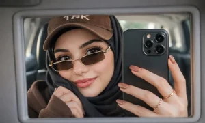 Tesettürlüler İçin Promptlar (Gemini & ChatGPT için En Güzel Promptlar) Araba Aynasında Selfie Promptu ile üretilen bir örnek görsel.