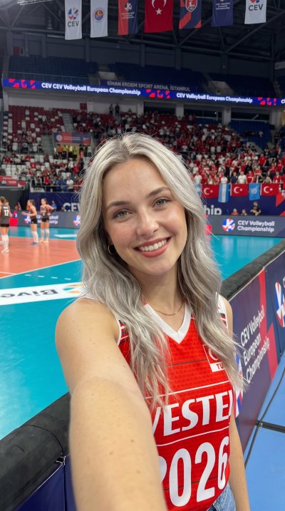 Filenin Sultanları ile Voleybol Promptları Voleybol Sahasında Selfie Promptu ile oluşturulan örnek görsel.