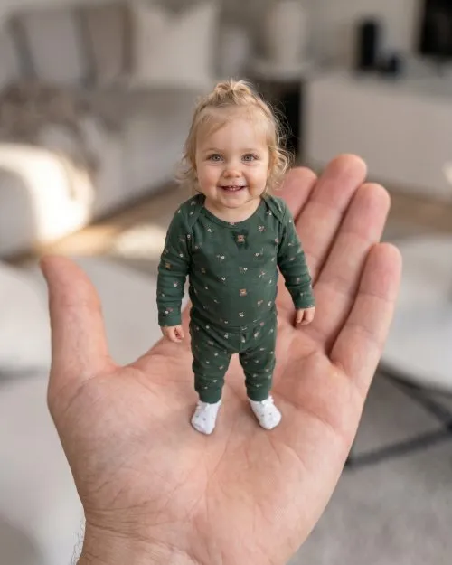 Avuç İçinde Bebek Fotoğrafı Yapma Promptları Avuç içinde bebek fotoğrafı promptu ile üretilen örnek görsel.
