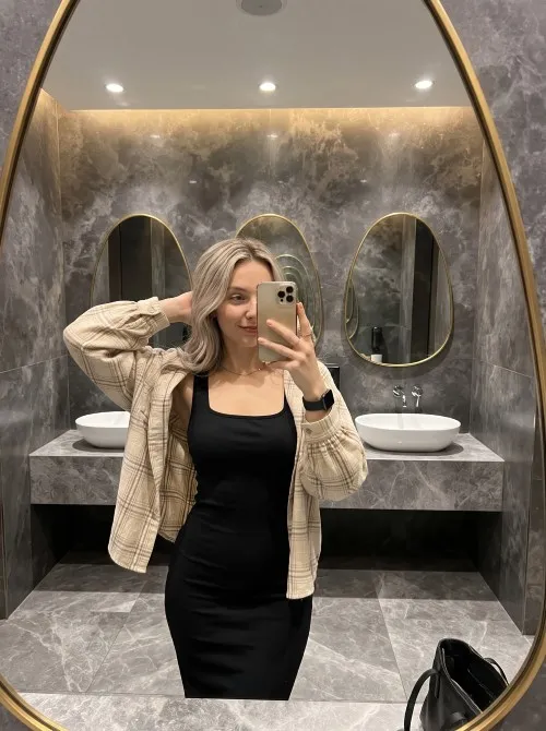 En Güzel Ayna Pozları: Ayna Önünde Fotoğraf Promptları Ayna karşısında selfie promptu ile üretilen örnek bir görsel.