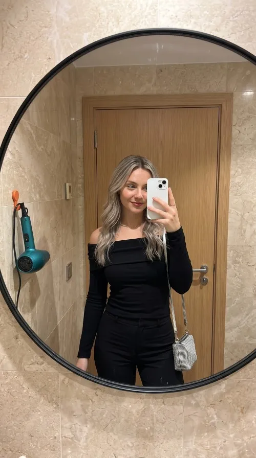 En Güzel Ayna Pozları: Ayna Önünde Fotoğraf Promptları Banyo aynasında selfie promptu ile üretilen örnek bir görsel.