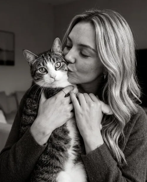 Yapay Zeka Kullanarak Kedi ile Fotoğraf Yapma Promptları Kendi kediniz ile siyah beyaz portre promptu