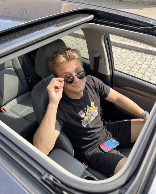 Arka koltuktan çekilen fotoğraf promptu kullanılarak üretilen görsel.